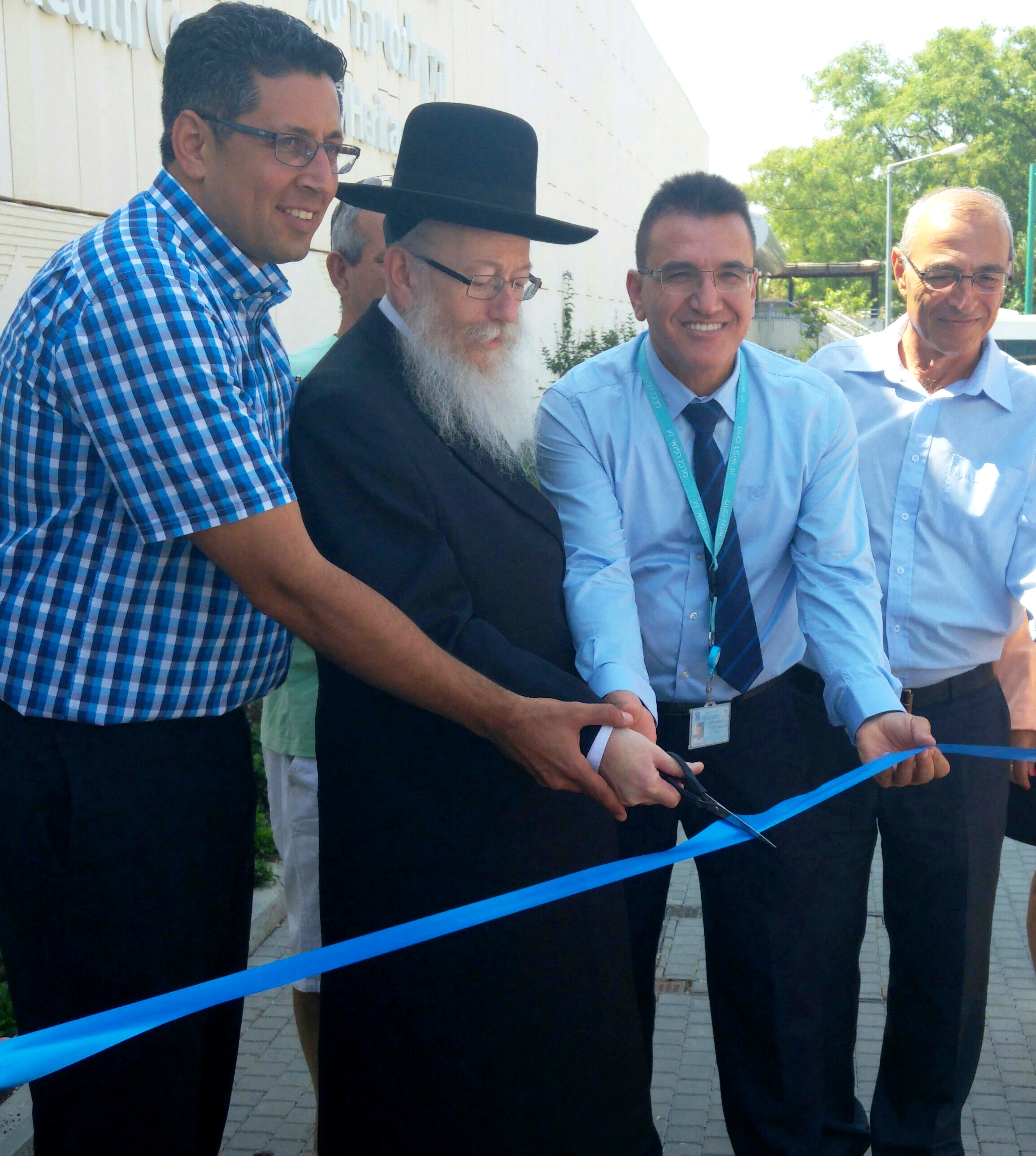 מימין-גף טורצקי נציג קרן לגאסי בישראל, דר סלמאן זרקא מנהל בית החולים, שר הבריאות הרב יעקב ליצמן ואילן שוחט ראש העיר צפת